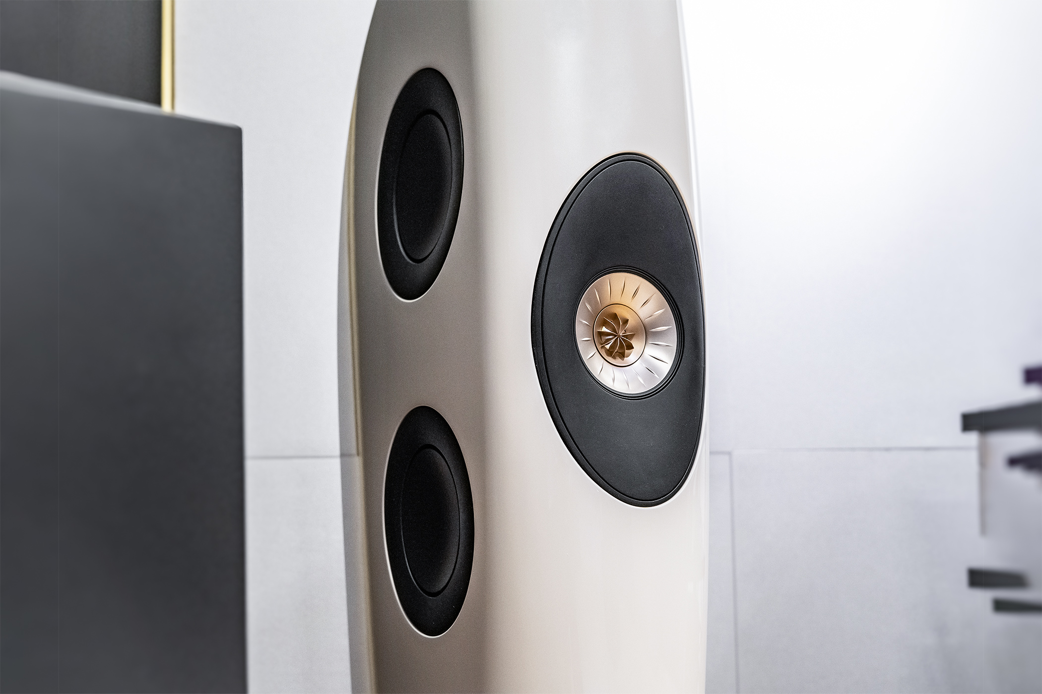 KEF Blade в SoundProLab (ГУМ)